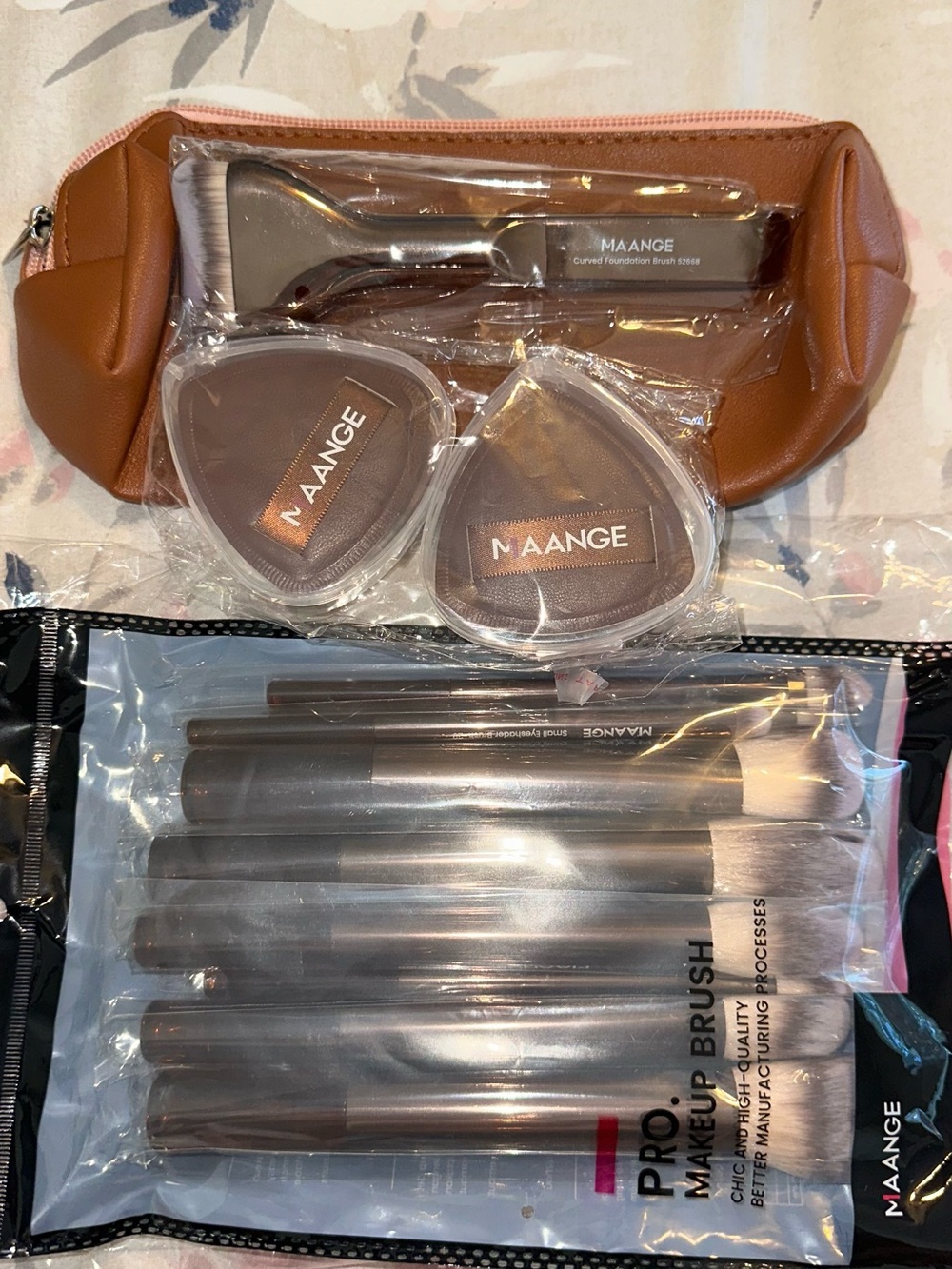 Women's Makeup Brush & Sponge Set in Brown - Travel Cosmetic Kit